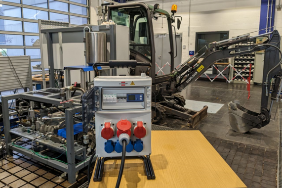 Mobile measuring device for recording energy consumption on test benches on a table in a factory hall.