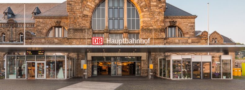 Ansicht des Hauptbahnhofs in Aachen von vorne.